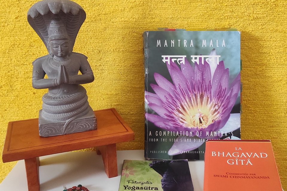 statuette, livre...
